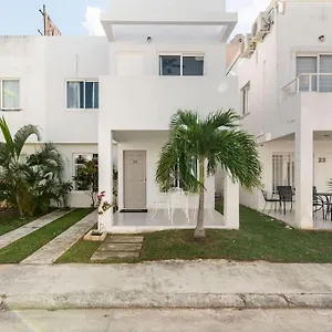 Micro Perfect For Backpackers, Couples, 3 Min Drive To Playa El Nino , Cancun Mexico